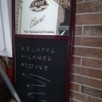 Insegna specchio pubblicitario con lavagna