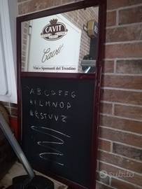 Insegna specchio pubblicitario con lavagna