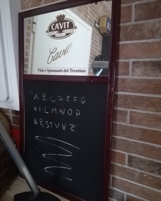 Insegna specchio pubblicitario con lavagna