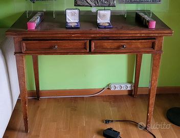 Piccolo scrittoio da parete