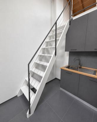 Scala completa di ringhiera nuova