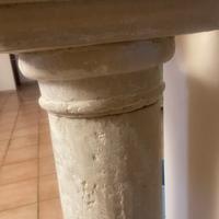 Colonna in pietra con capitelli
