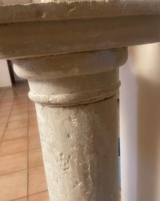 Colonna in pietra con capitelli