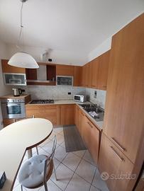 Cucina con elettrodomestici