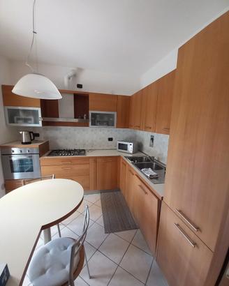 Cucina con elettrodomestici