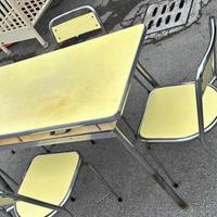 Tavolo + 4 sedie in formica 