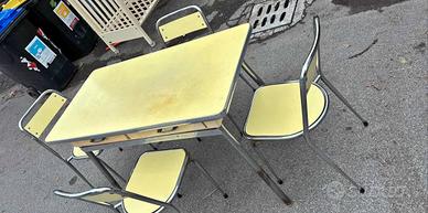 Tavolo + 4 sedie in formica 