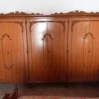 Camera da letto in legno, stile antico.