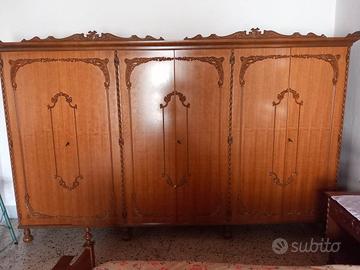 Camera da letto in legno, stile antico.