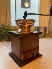 Macinacaffè manuale vintage in legno e metallo