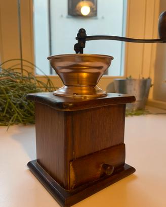 Macinacaffè manuale vintage in legno e metallo
