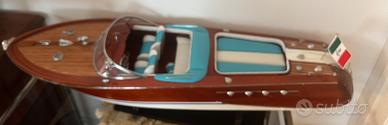 Modello motoscafo in legno stile Riva Acquarama