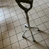 Bastone per anziani con 4 appoggi