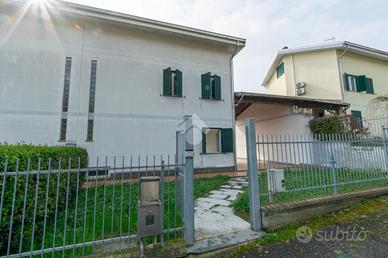 VILLA A SCHIERA A LU