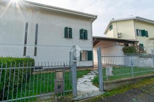 VILLA A SCHIERA A LU