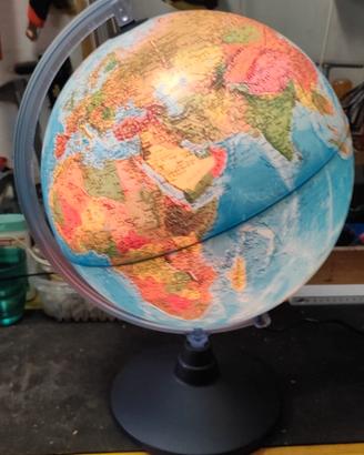 Mappamondo illuminato