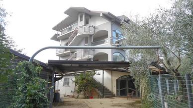 Villa di 723 m² con più di 5 locali a Castelfranci