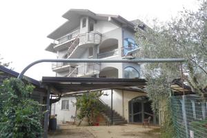 Villa di 723 m² con più di 5 locali a Castelfranci