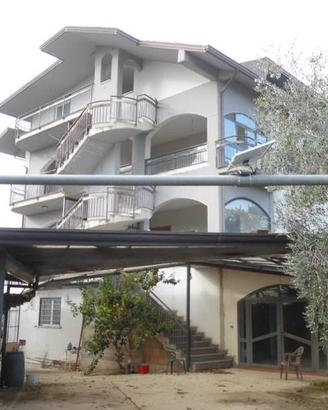 Villa di 723 m² con più di 5 locali a Castelfranci