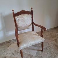 Poltrona in legno rivestita in raso