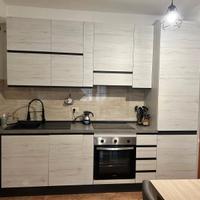 cucina con elettrodomestici