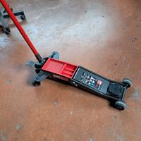 Sollevatore idraulico per auto