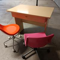 Scrivania con 2 sedie colorate