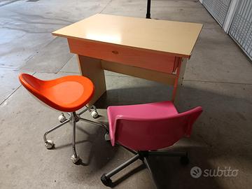 Scrivania con 2 sedie colorate
