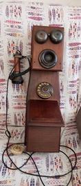 telefono  antico a muro 