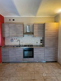 Cucina funzionale nuova con frigo, freezer e forno