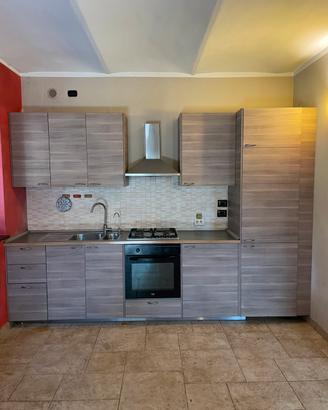 Cucina funzionale nuova con frigo, freezer e forno