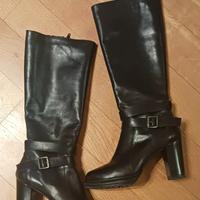 stivali neri con tacco