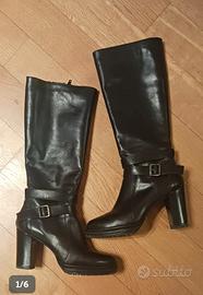 stivali neri con tacco