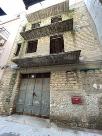 Abitazione su 4 livelli da ristrutturare