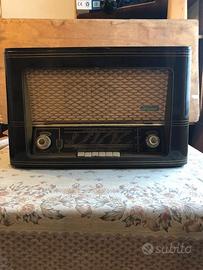 Radio a valvole marca Incar con giradischi Philips