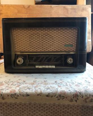 Radio a valvole marca Incar con giradischi Philips