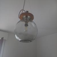 Lampadario in vetro e legno