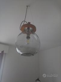 Lampadario in vetro e legno