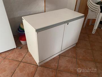 Libreria o mobile a ripiani