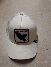 cappello bianco con l'animale aquila