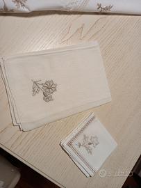 tovaglia ricamata a mano