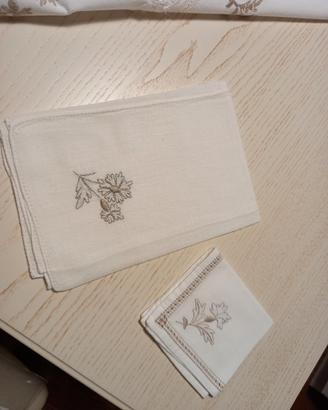 tovaglia ricamata a mano