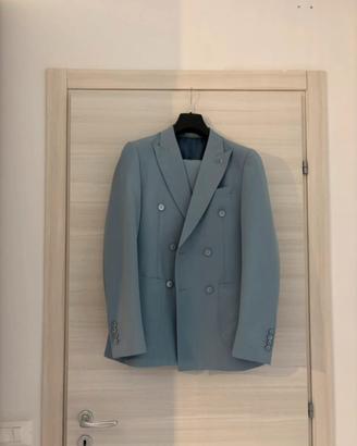 completo uomo elegante azzurro