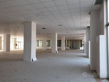 Immobile di 1000 m² con 3 locali a Prato