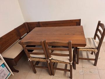 Panca di legno con tavolo e sedie