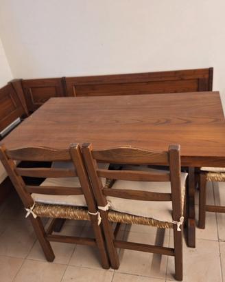 Panca di legno con tavolo e sedie