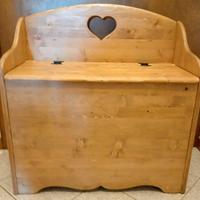 Cassapanca nuova in legno col cuore