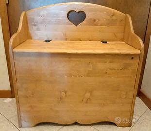 Cassapanca nuova in legno col cuore