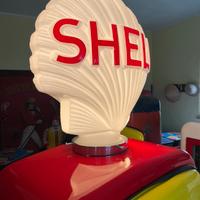 Pompa di Benzina Shell illuminata