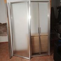 Box doccia angolare con lato fisso e porta 2 ante